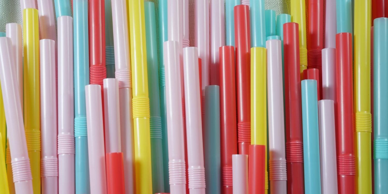 https://lochtree.com/cdn/shop/articles/the-impact-of-plastic-straws-875714_1800x.jpg?v=1618936618